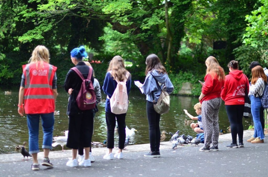 estudiantes junior en Dublín en un parque